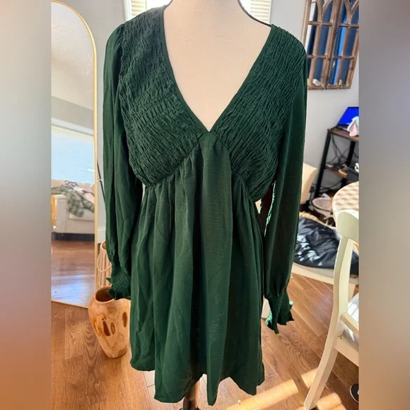 Elegant Green Women's Dress - Picture 1 of 8